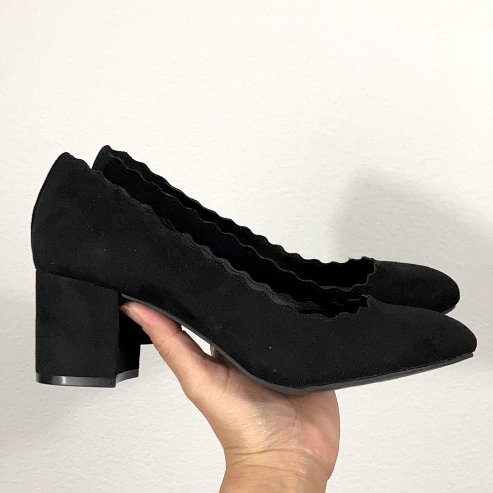 TORRID BLACK FAUX SUEDE BLOCKED SCALLOPED HEEL, SIZE 8.5